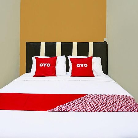 Oyo 91825 Ayu Lestari Homestay Nganjuk Bagian luar foto