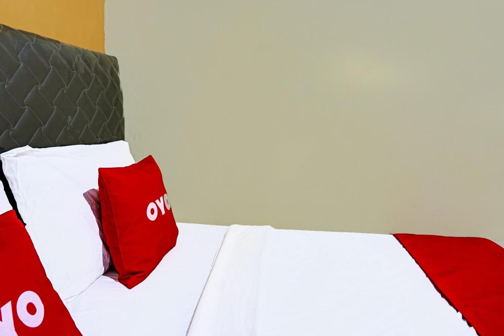 Oyo 91825 Ayu Lestari Homestay Nganjuk Bagian luar foto