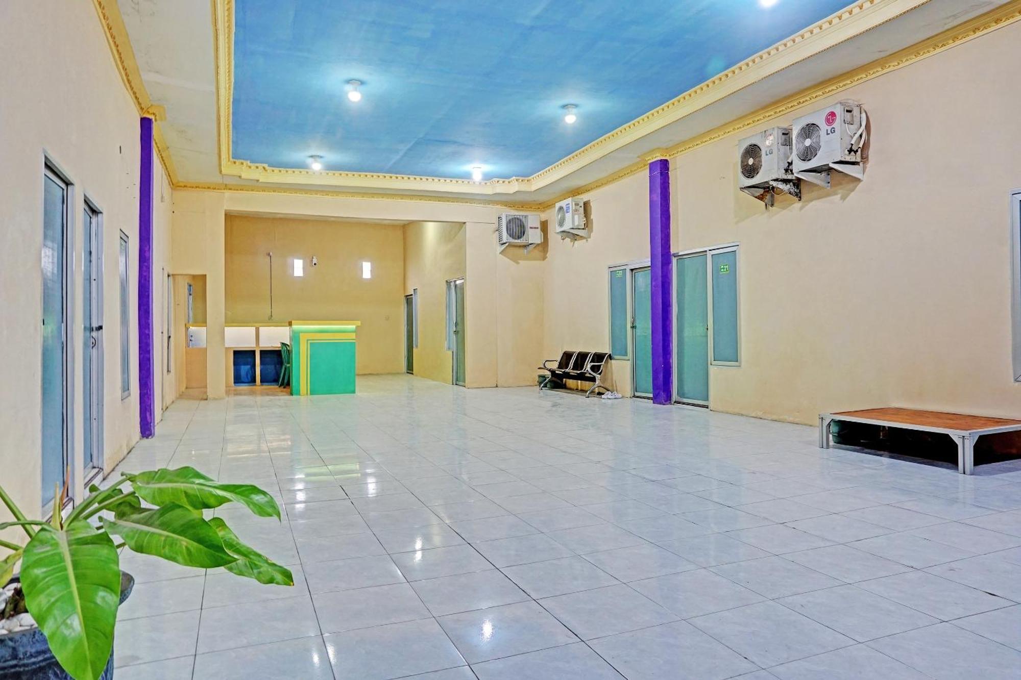 Oyo 91825 Ayu Lestari Homestay Nganjuk Bagian luar foto