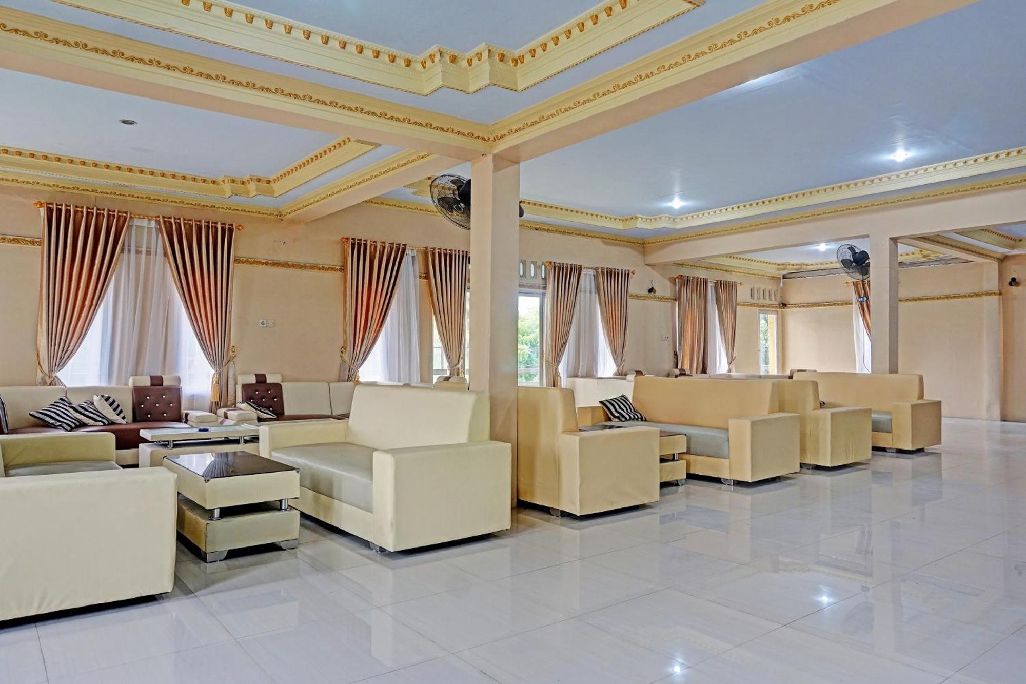Oyo 91825 Ayu Lestari Homestay Nganjuk Bagian luar foto