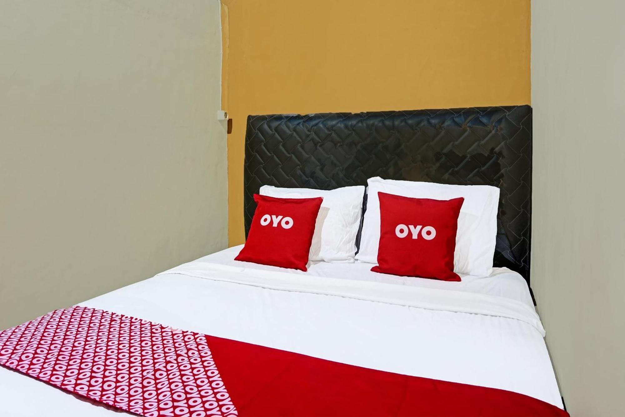 Oyo 91825 Ayu Lestari Homestay Nganjuk Bagian luar foto